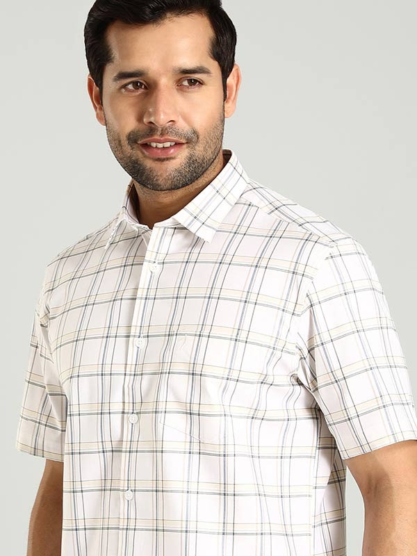 Indian Terrain Men's Regular Fit Half Sleeve Checkered Off White Shirt